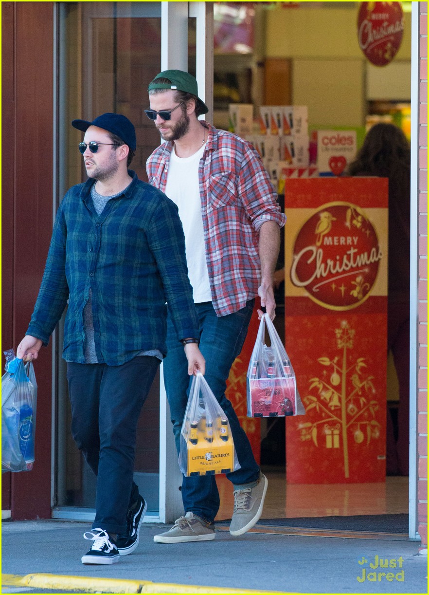 liam hemsworth picks up beer with his buddy in australia 03