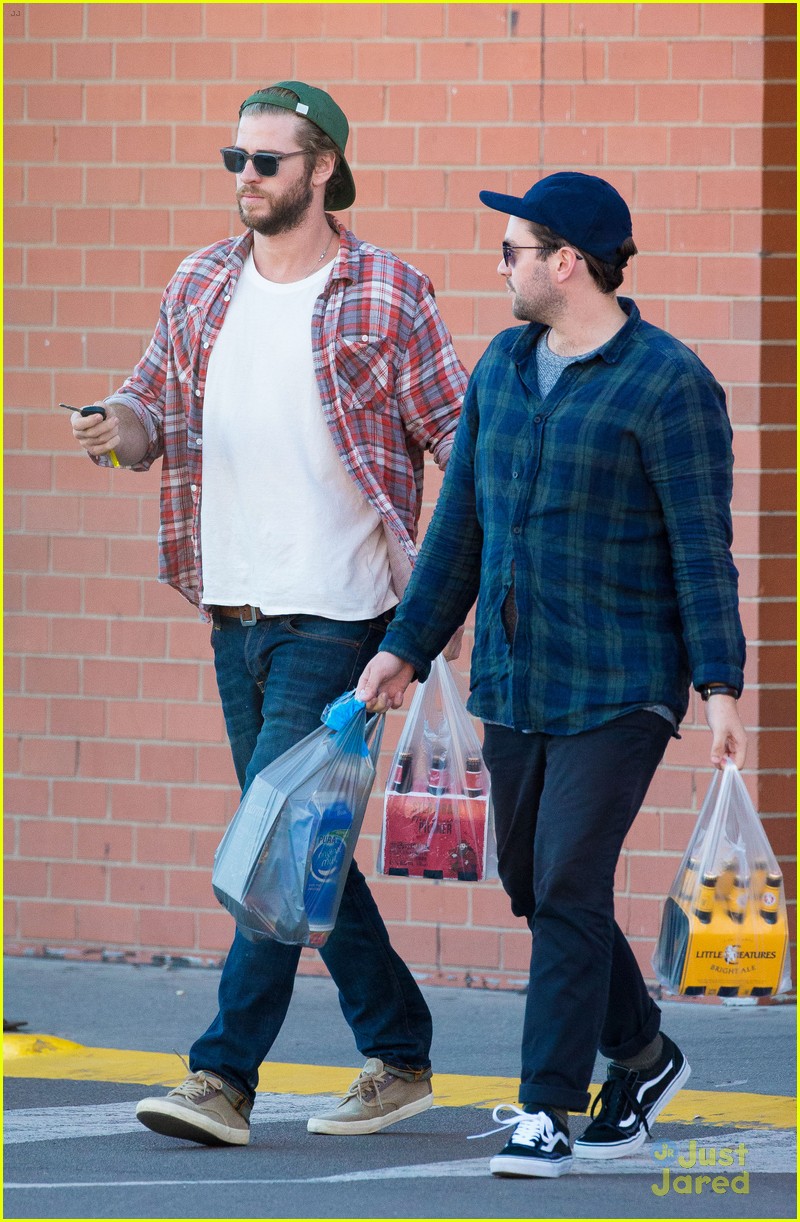 liam hemsworth picks up beer with his buddy in australia 04