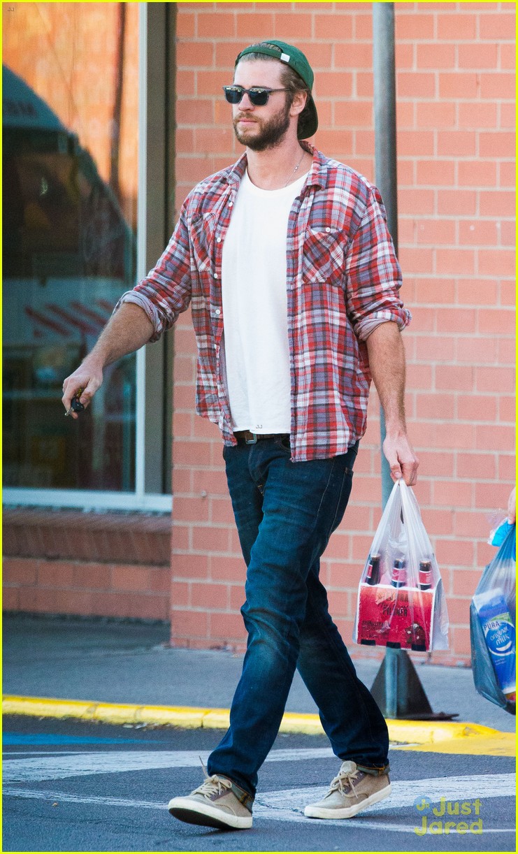 liam hemsworth picks up beer with his buddy in australia 05
