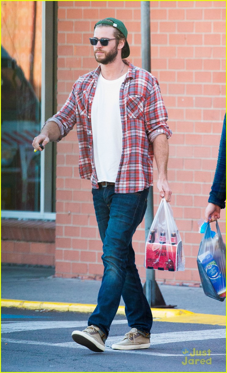 liam hemsworth picks up beer with his buddy in australia 06