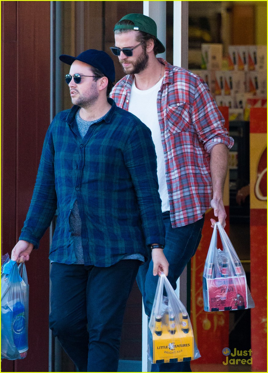 liam hemsworth picks up beer with his buddy in australia 07
