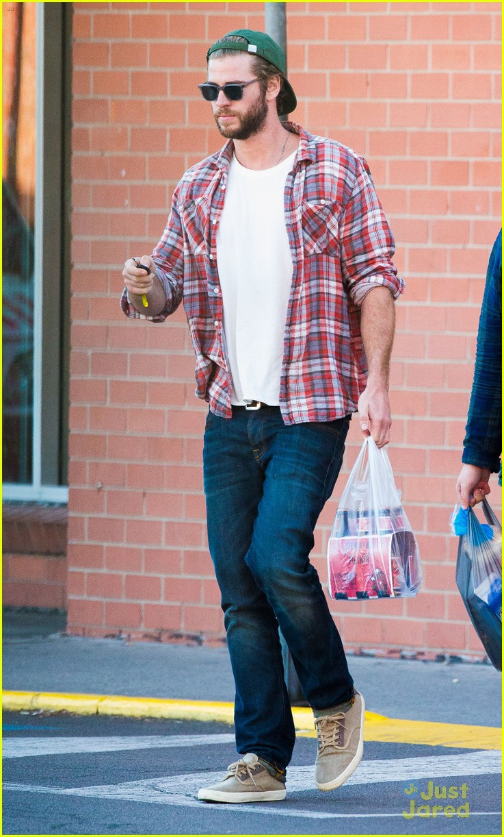 liam hemsworth picks up beer with his buddy in australia 09