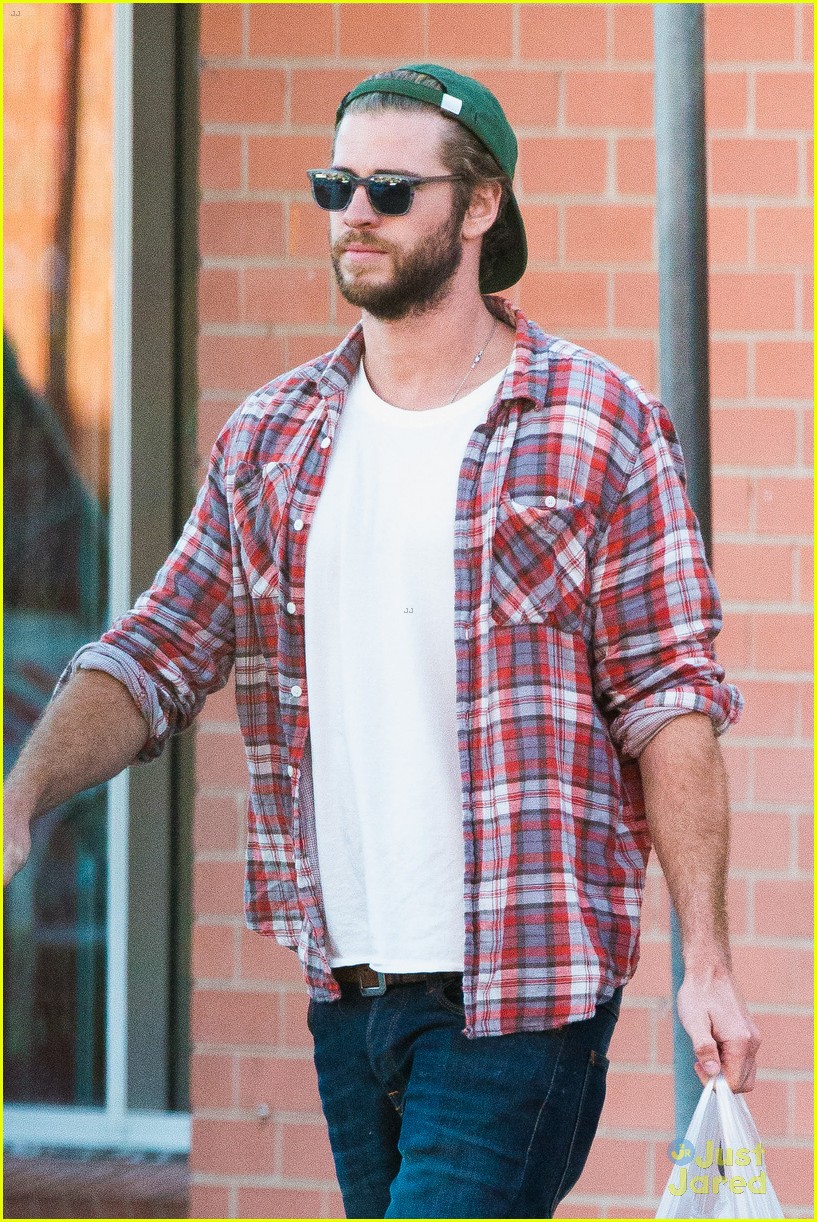 liam hemsworth picks up beer with his buddy in australia 10