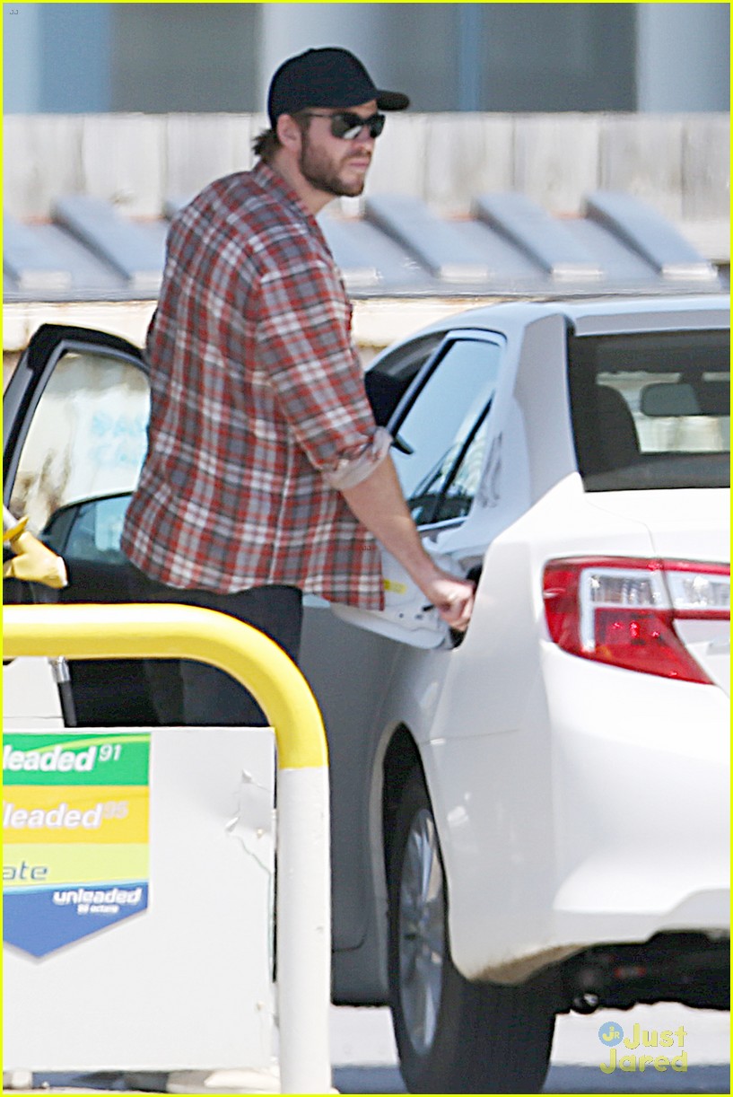 liam hemsworth thumbs up pumping gas 02