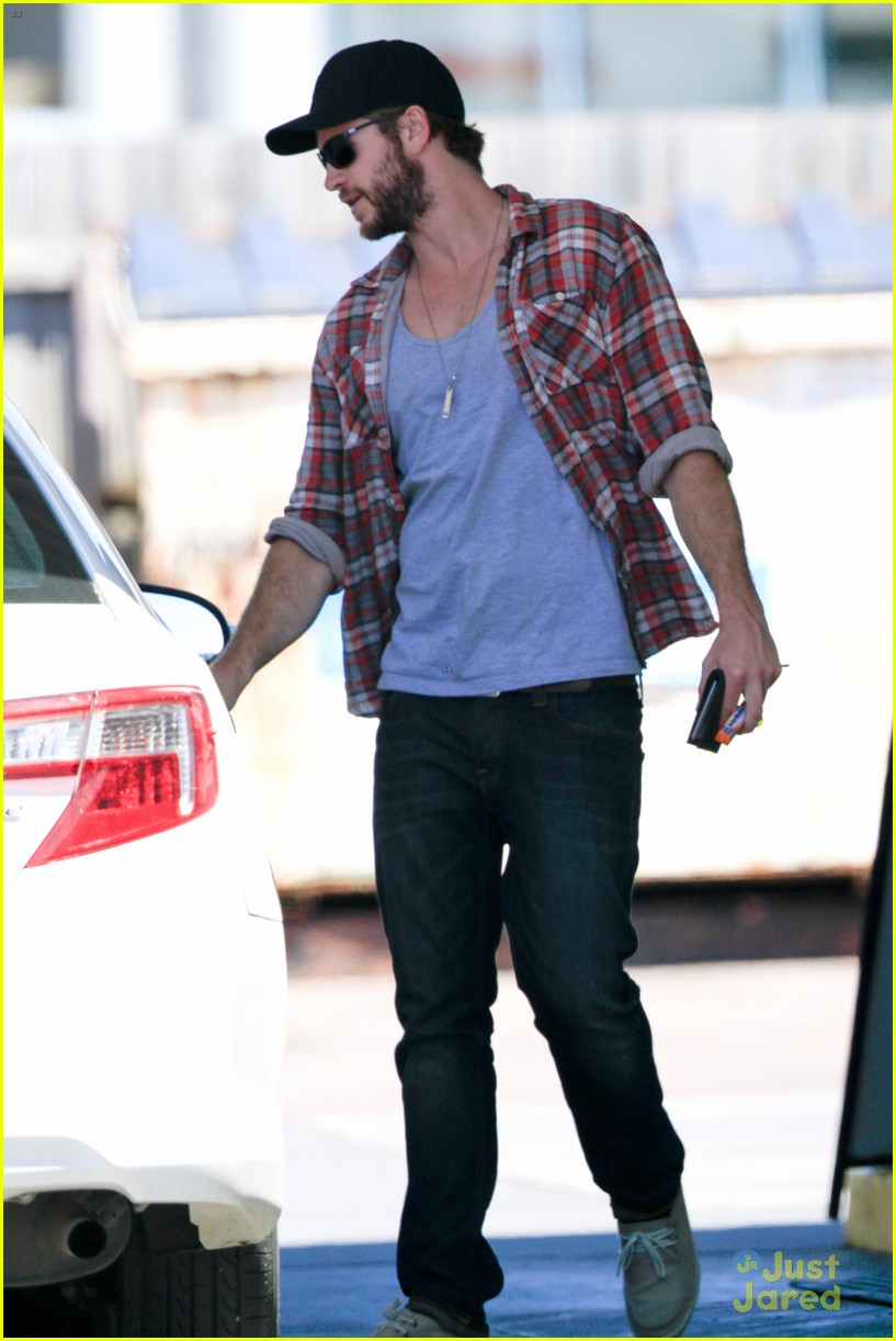 liam hemsworth thumbs up pumping gas 03