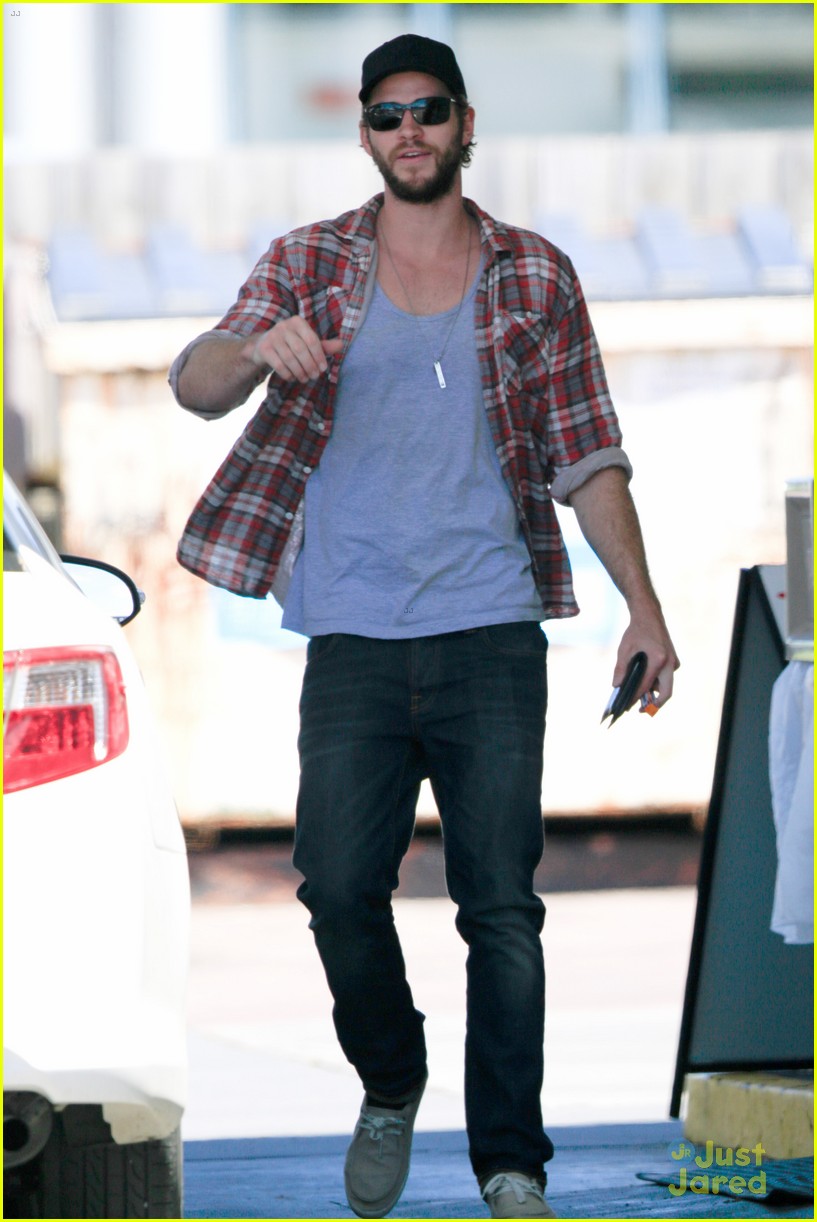 liam hemsworth thumbs up pumping gas 04