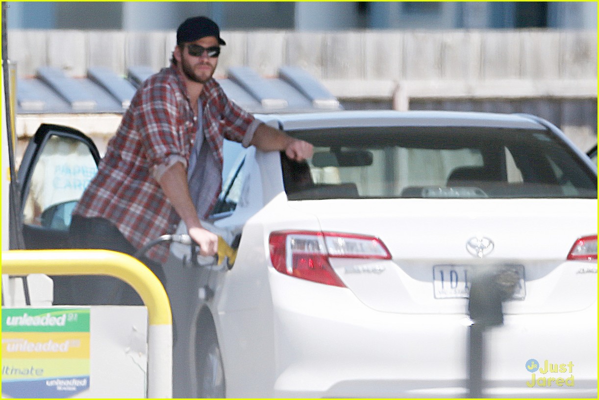 liam hemsworth thumbs up pumping gas 08