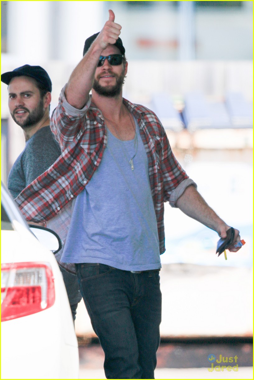 liam hemsworth thumbs up pumping gas 09