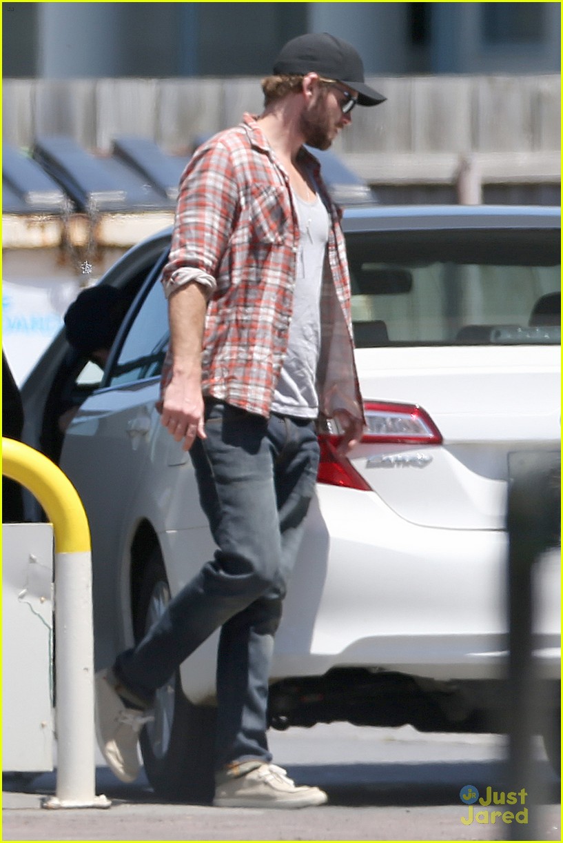 liam hemsworth thumbs up pumping gas 11