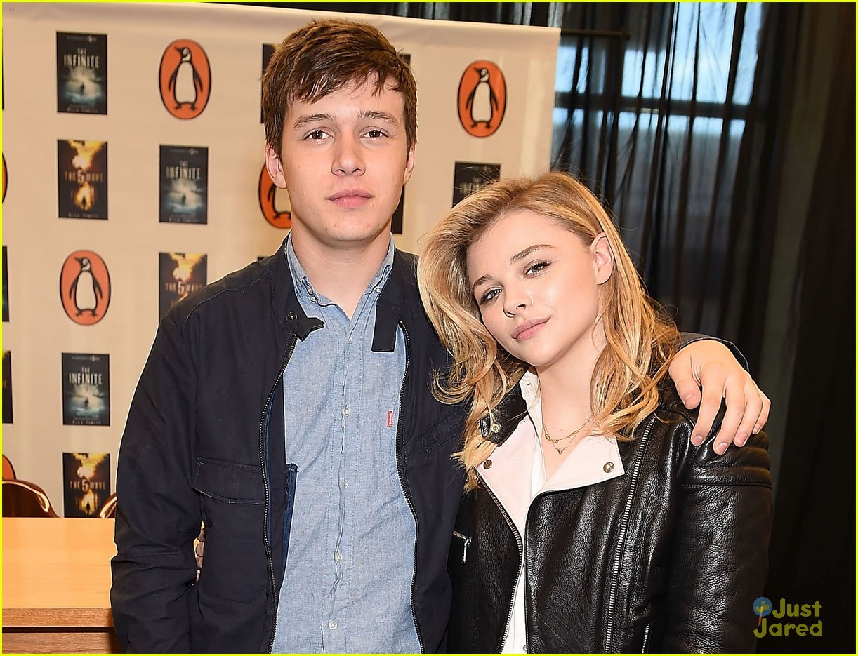 chloe moretz book signing with food poisoning 02