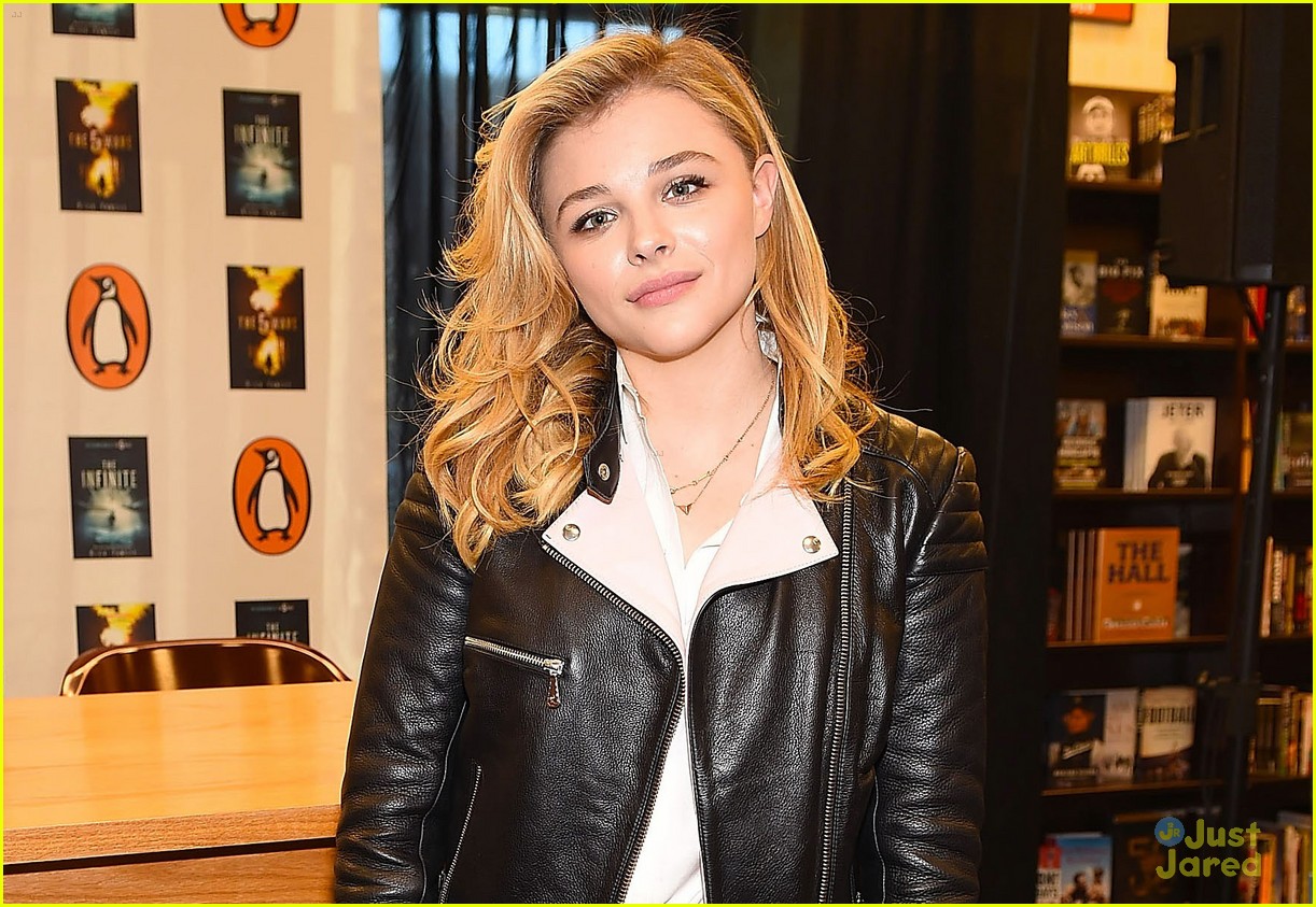 chloe moretz book signing with food poisoning 03