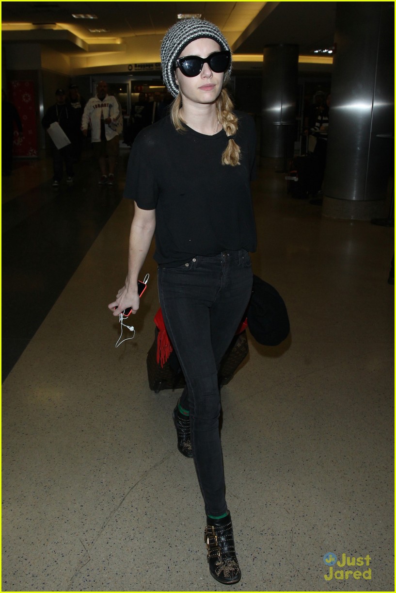 emma roberts returns back to los angeles after christmas 01