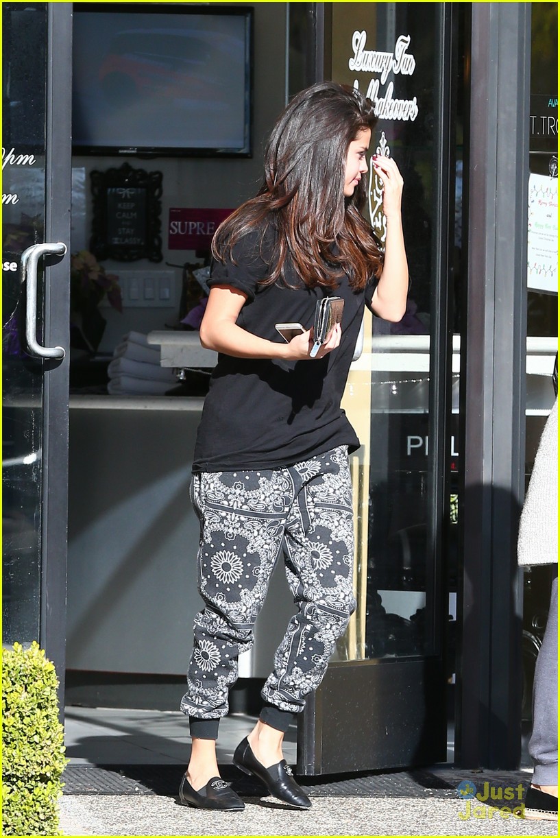 selena gomez pampered after christmas in texas 02