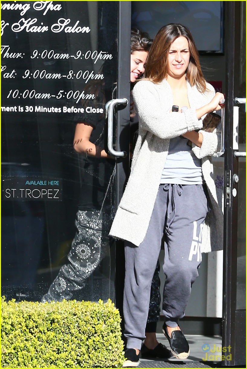selena gomez pampered after christmas in texas 10