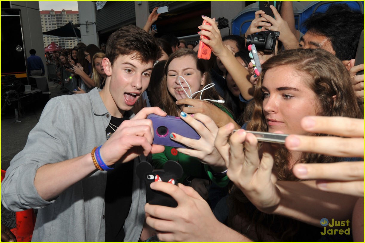 shawn mendes fans make him look cool 15