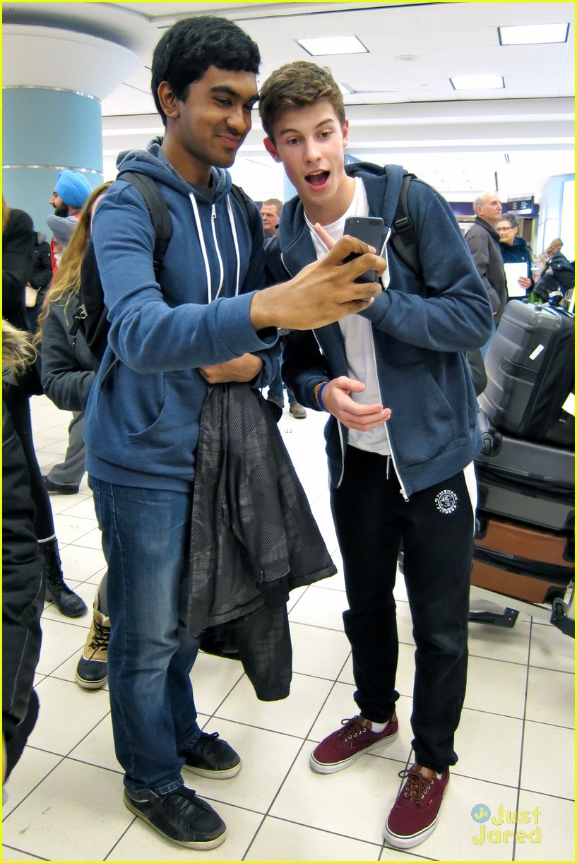 shawn mendes airport fans something big surprise 02