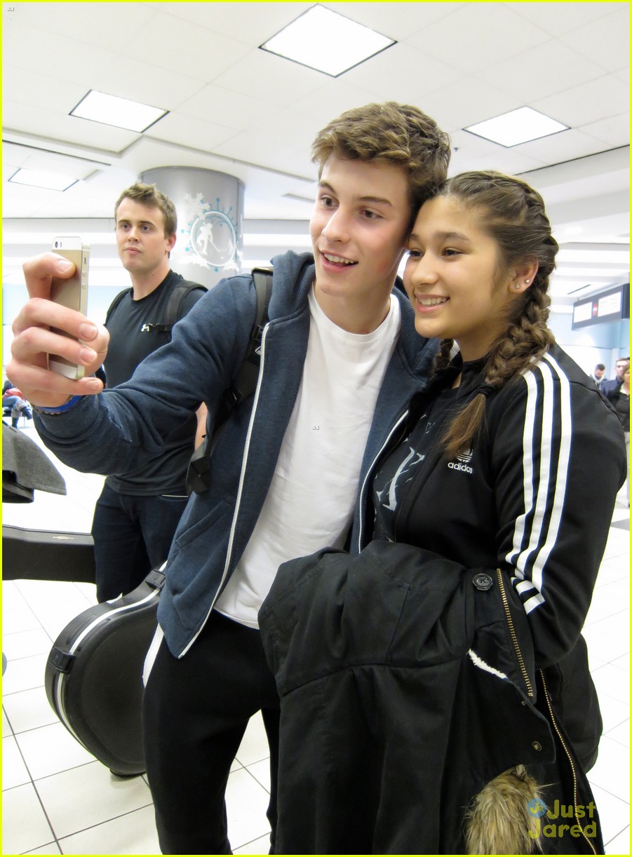 shawn mendes airport fans something big surprise 03