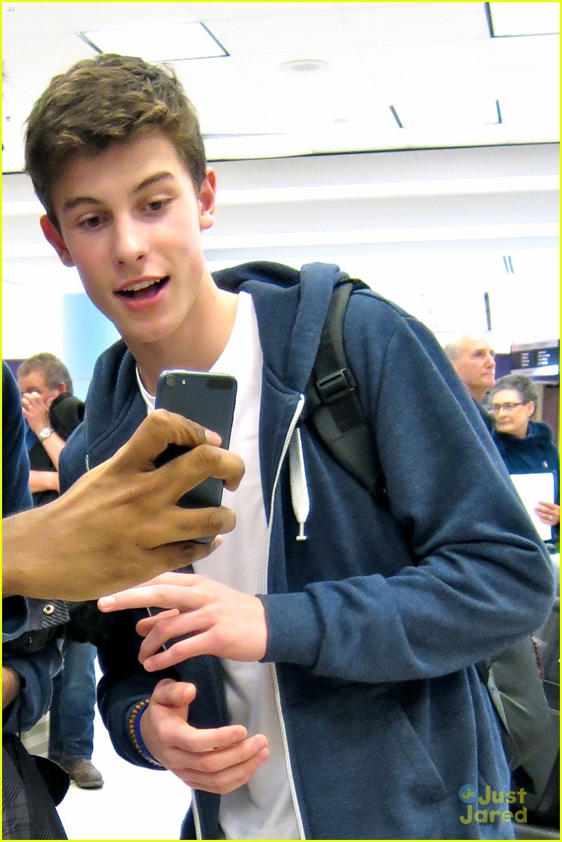 shawn mendes airport fans something big surprise 04