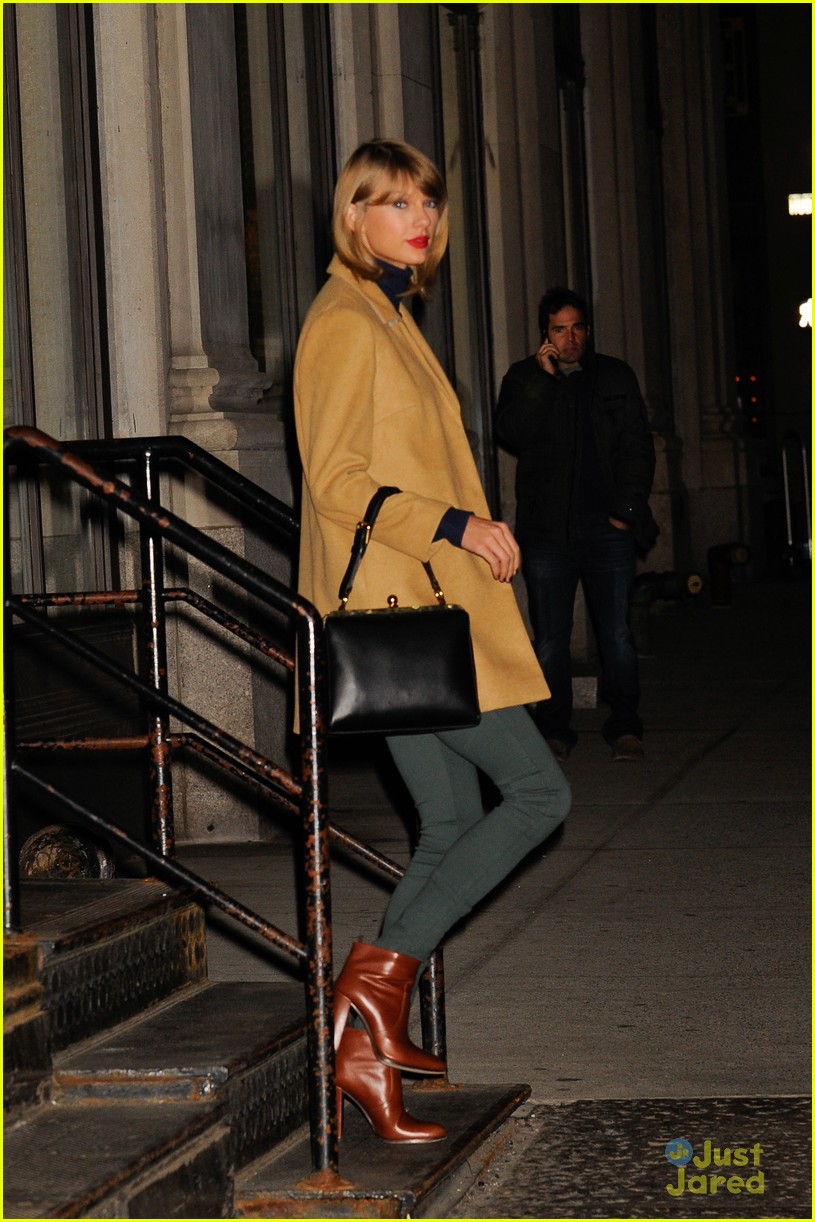 taylor swift hangs out with jay z justin timberlake at her apartment 04
