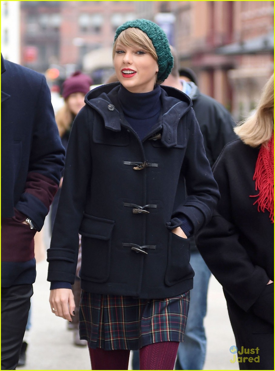 taylor swift hangs with family in new york city 02