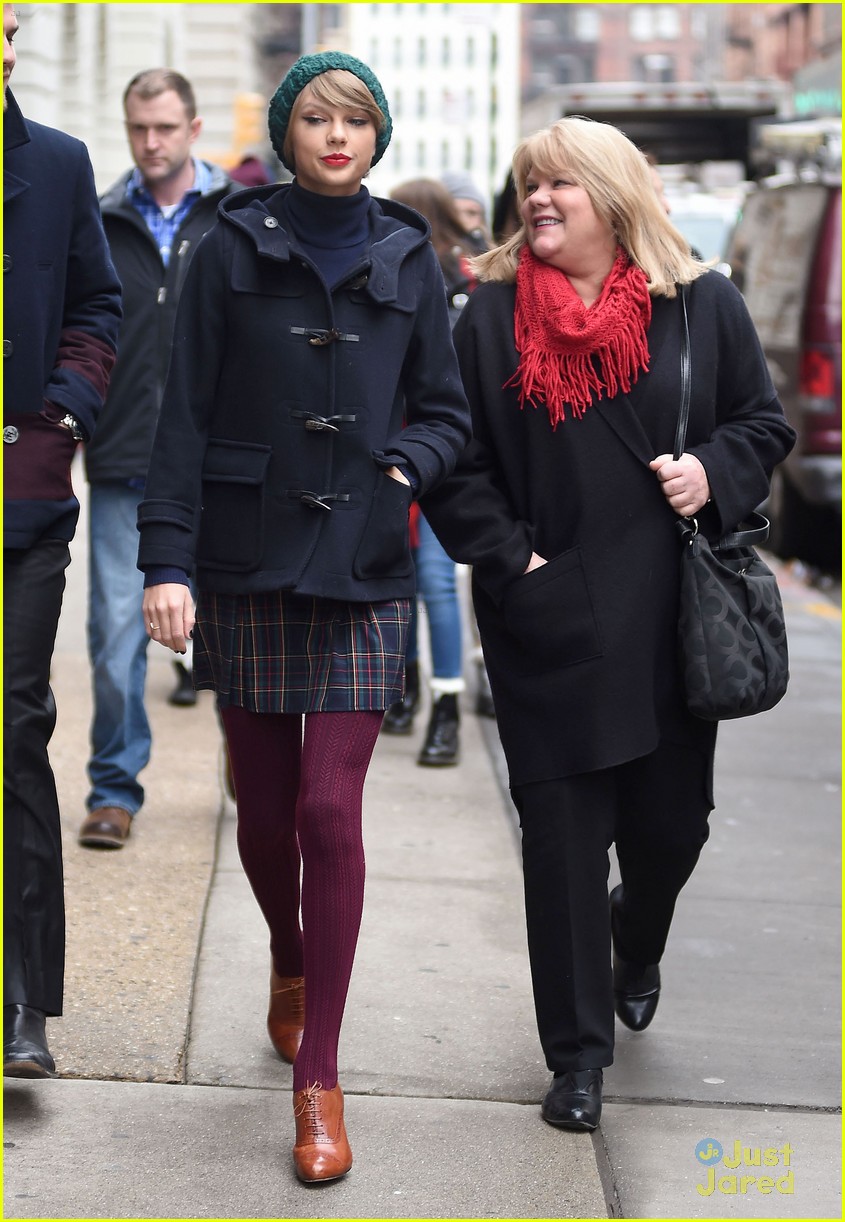 taylor swift hangs with family in new york city 04