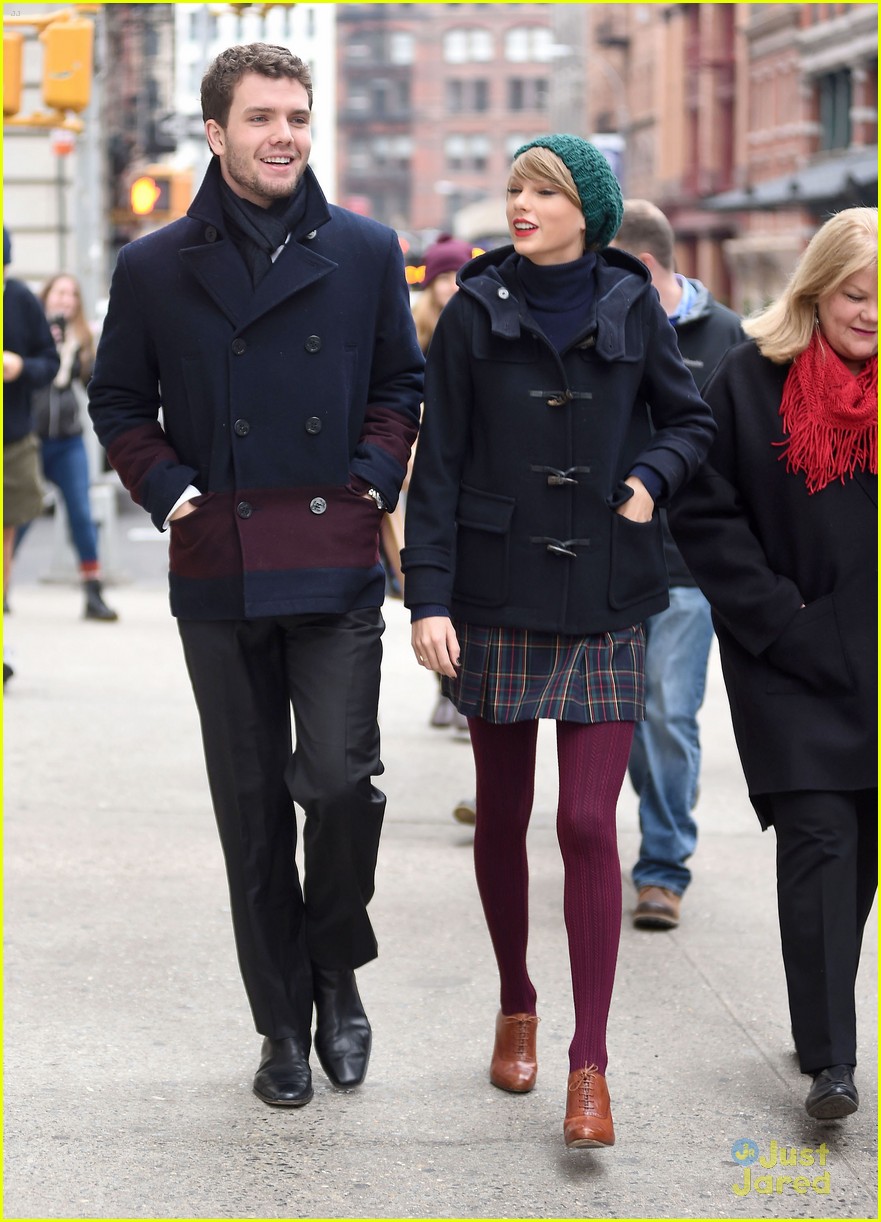 taylor swift hangs with family in new york city 07