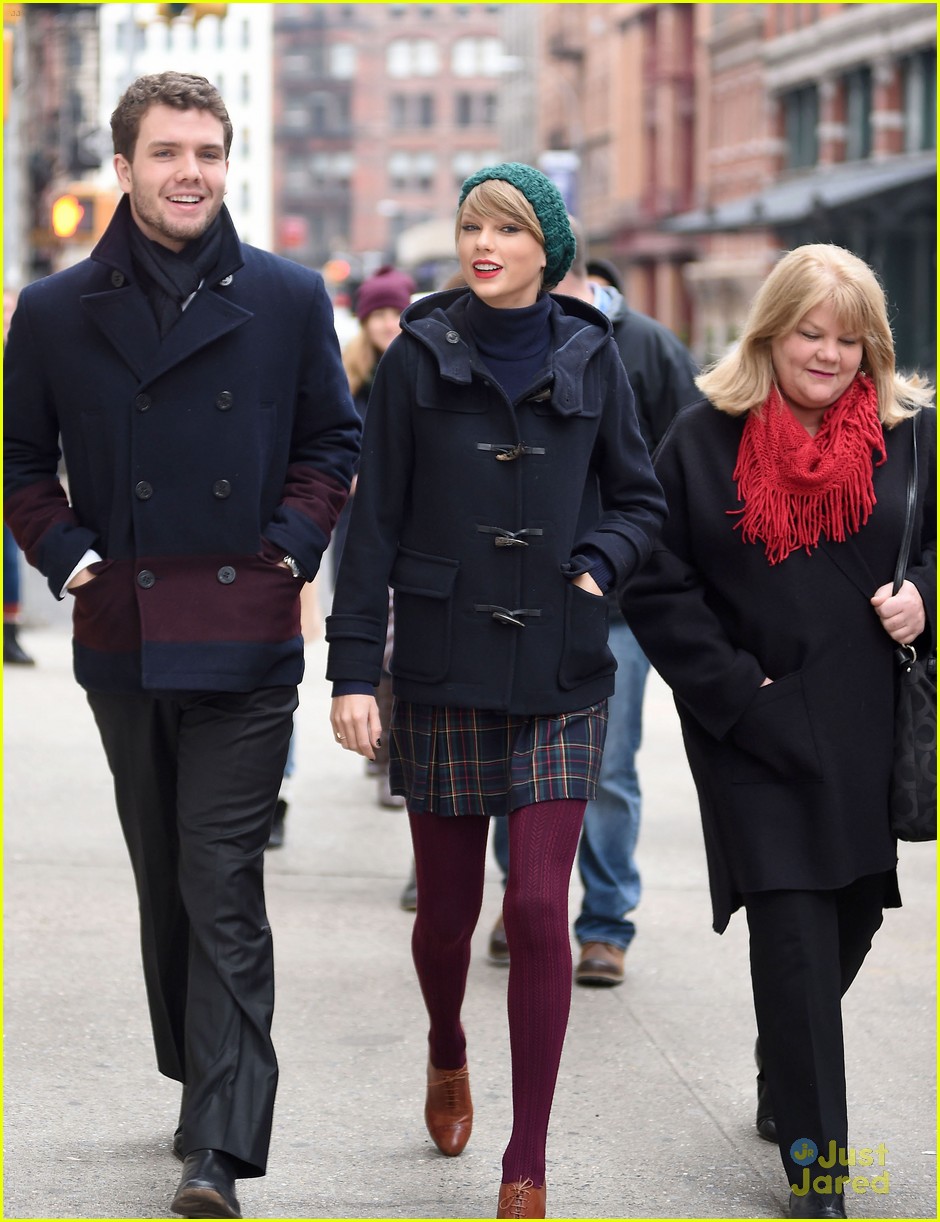 taylor swift hangs with family in new york city 08
