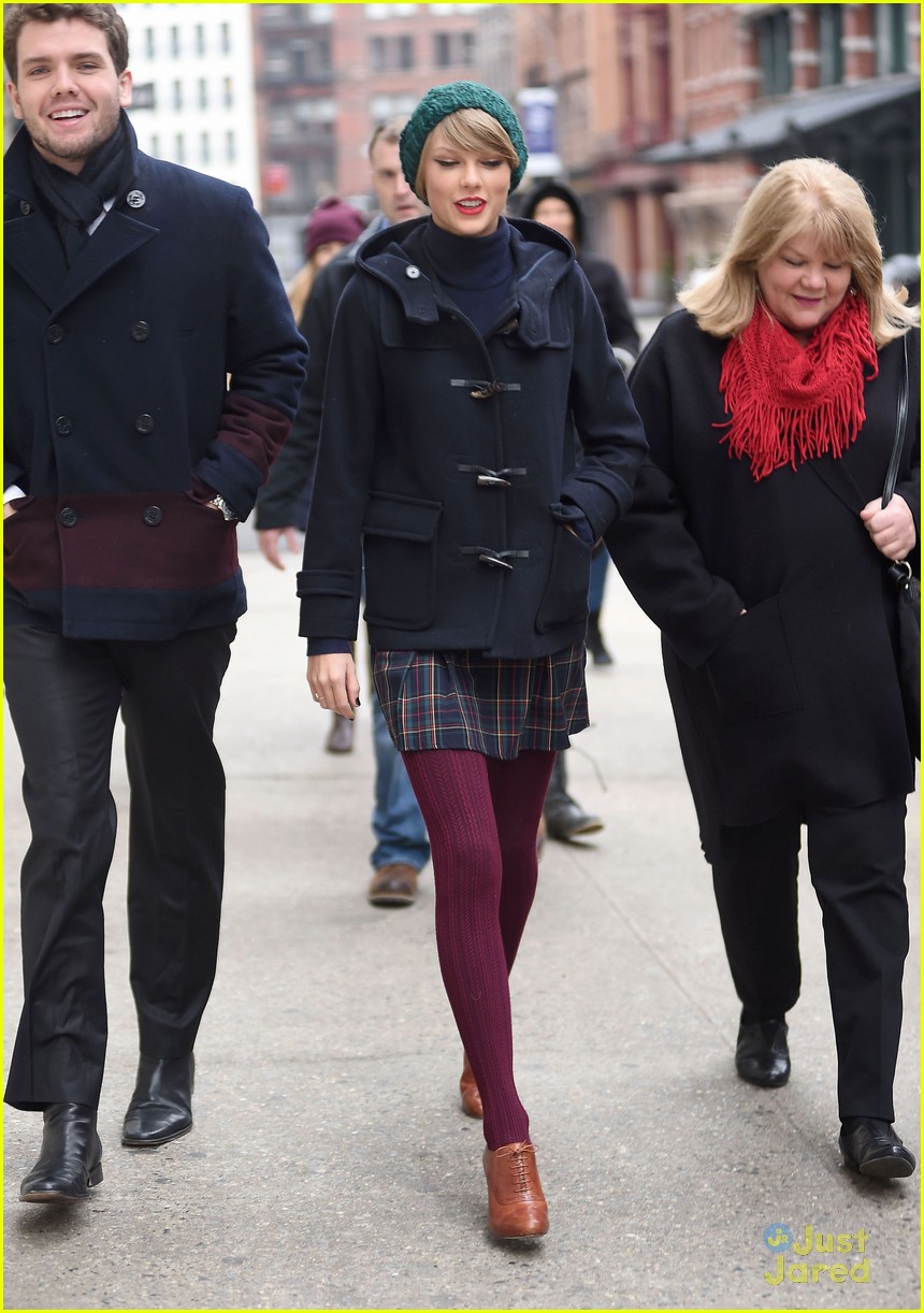 taylor swift hangs with family in new york city 09