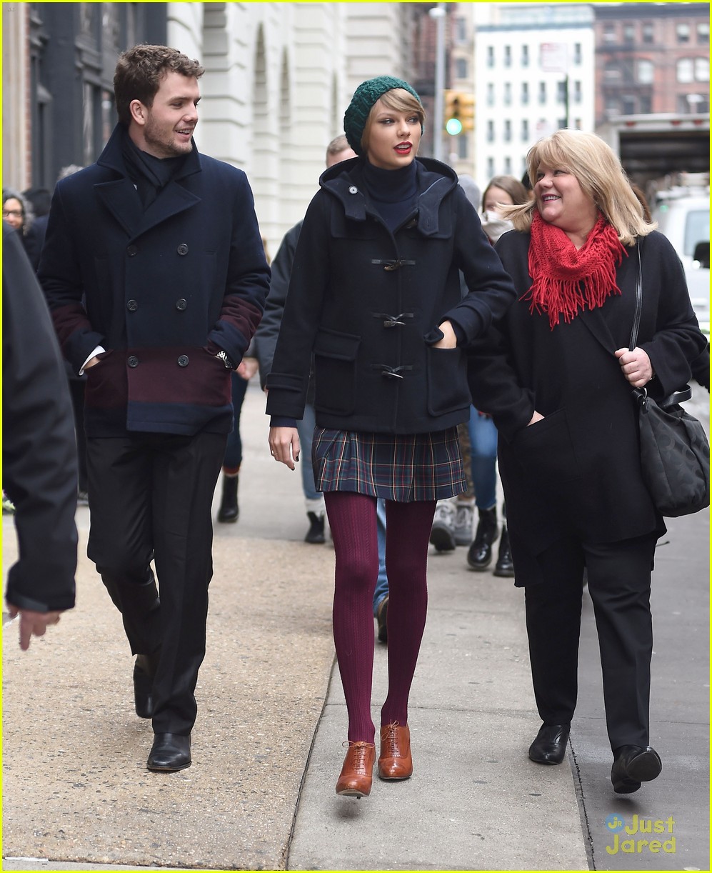 taylor swift hangs with family in new york city 10
