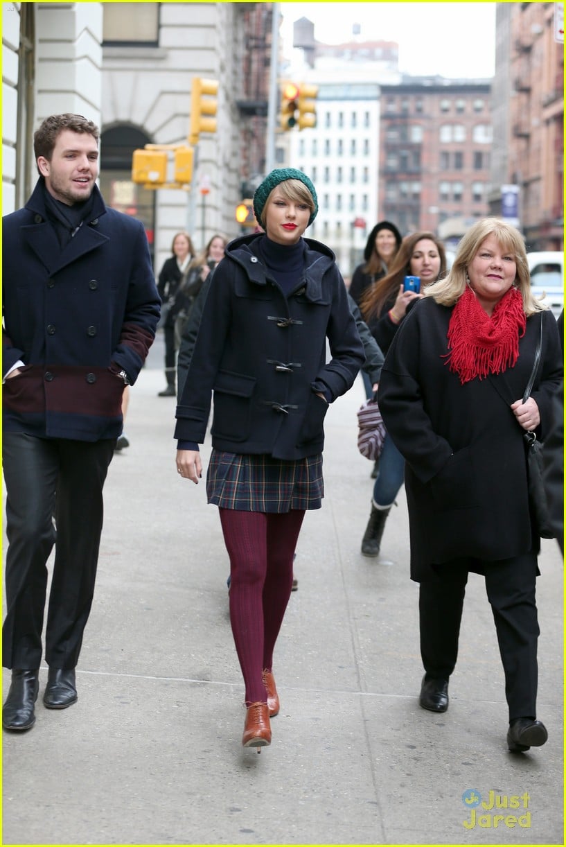 taylor swift hangs with family in new york city 12