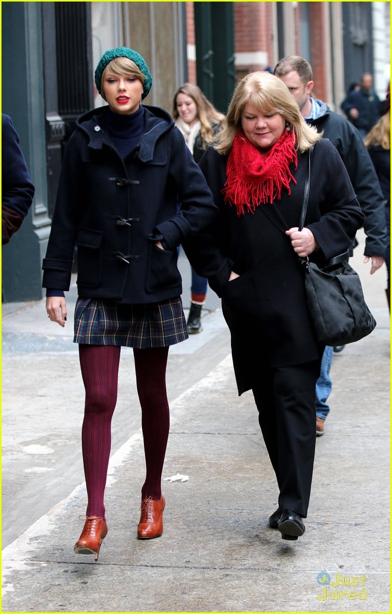 taylor swift hangs with family in new york city 14