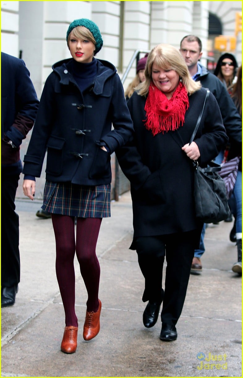 taylor swift hangs with family in new york city 15