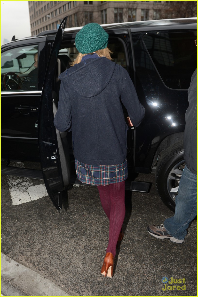 taylor swift hangs with family in new york city 17