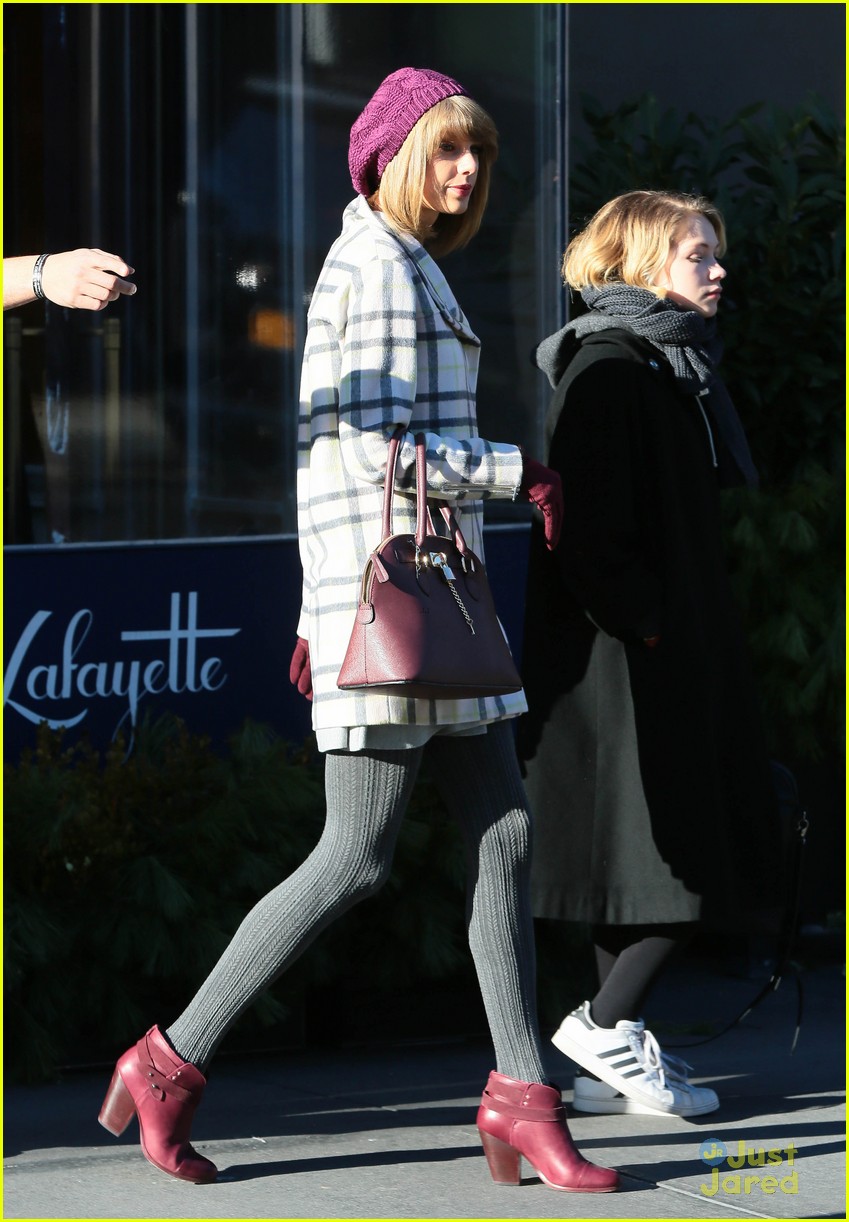 taylor swift grabs lunch with gal pal tavi gevinson 03