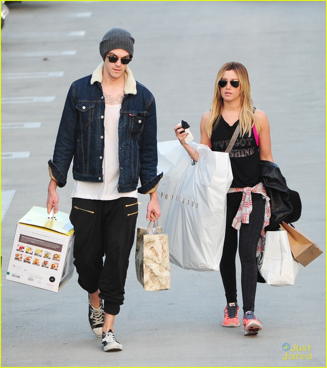 ashley tisdale christopher french christmas shopping 03