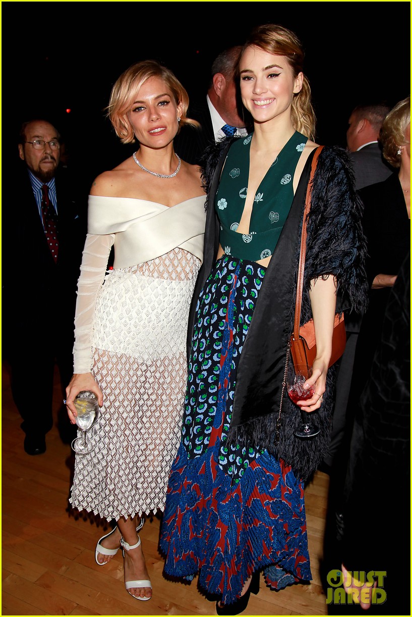 suki waterhouse meets up with sienna miller at american sniper ny premiere 14