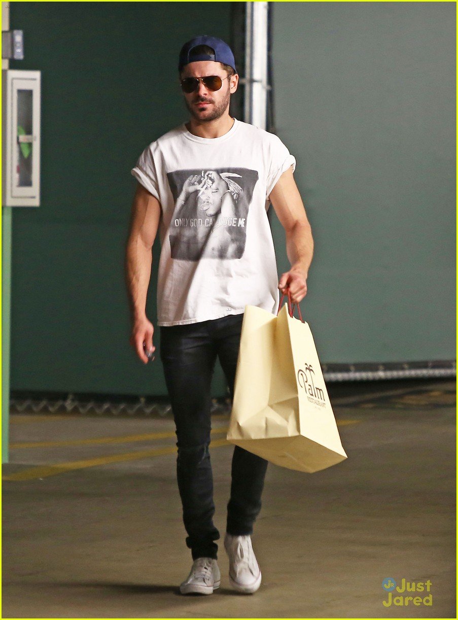 Zac Efron's Muscles Are on Full Display at Lunch! | Photo 753819 ...