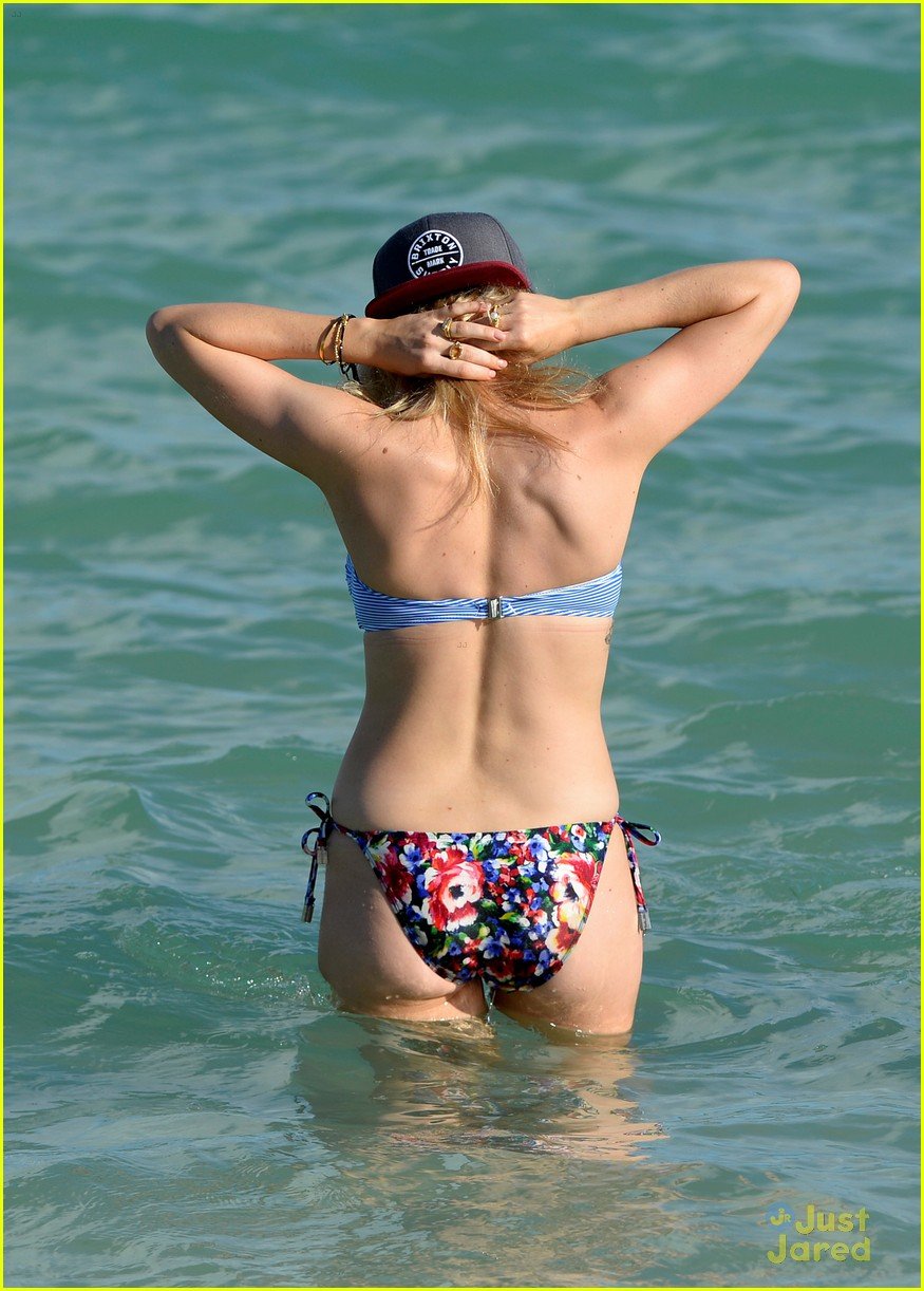 ellie goulding shows off her bikini body in miami 16