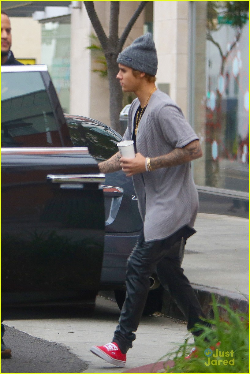 justin bieber gets lunch after emotional apology 03
