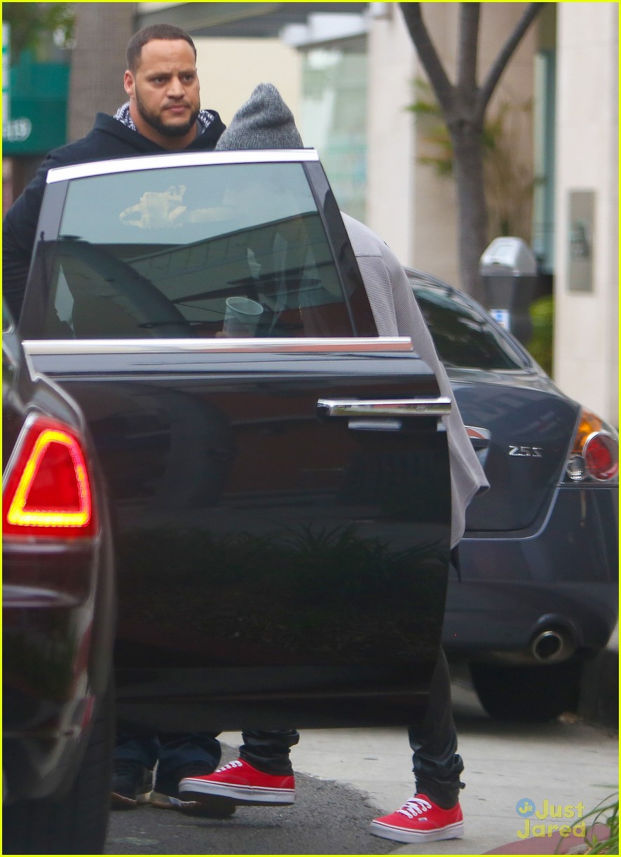 justin bieber gets lunch after emotional apology 04