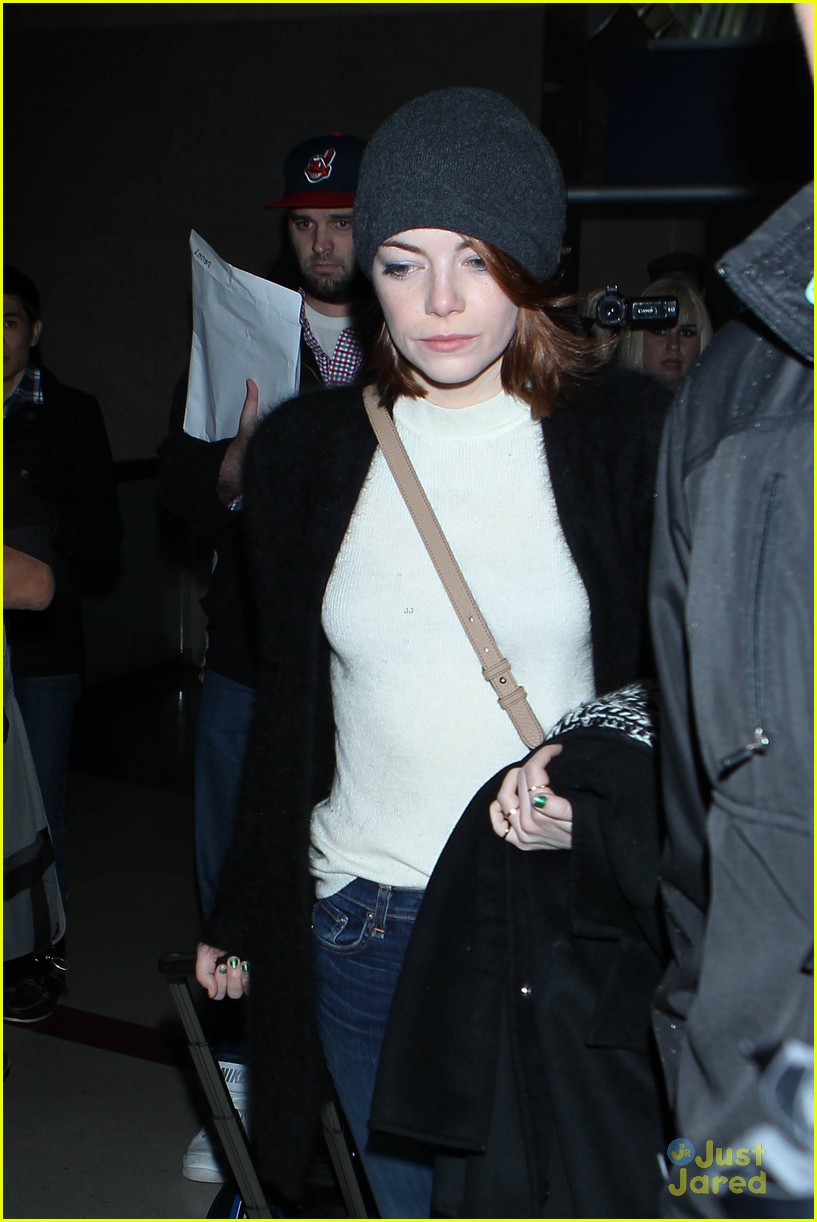 emma stone lands in los angeles before 2015 golden globes 02