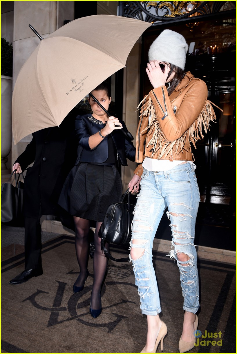 kendall jenner mom kris jet out of paris 15