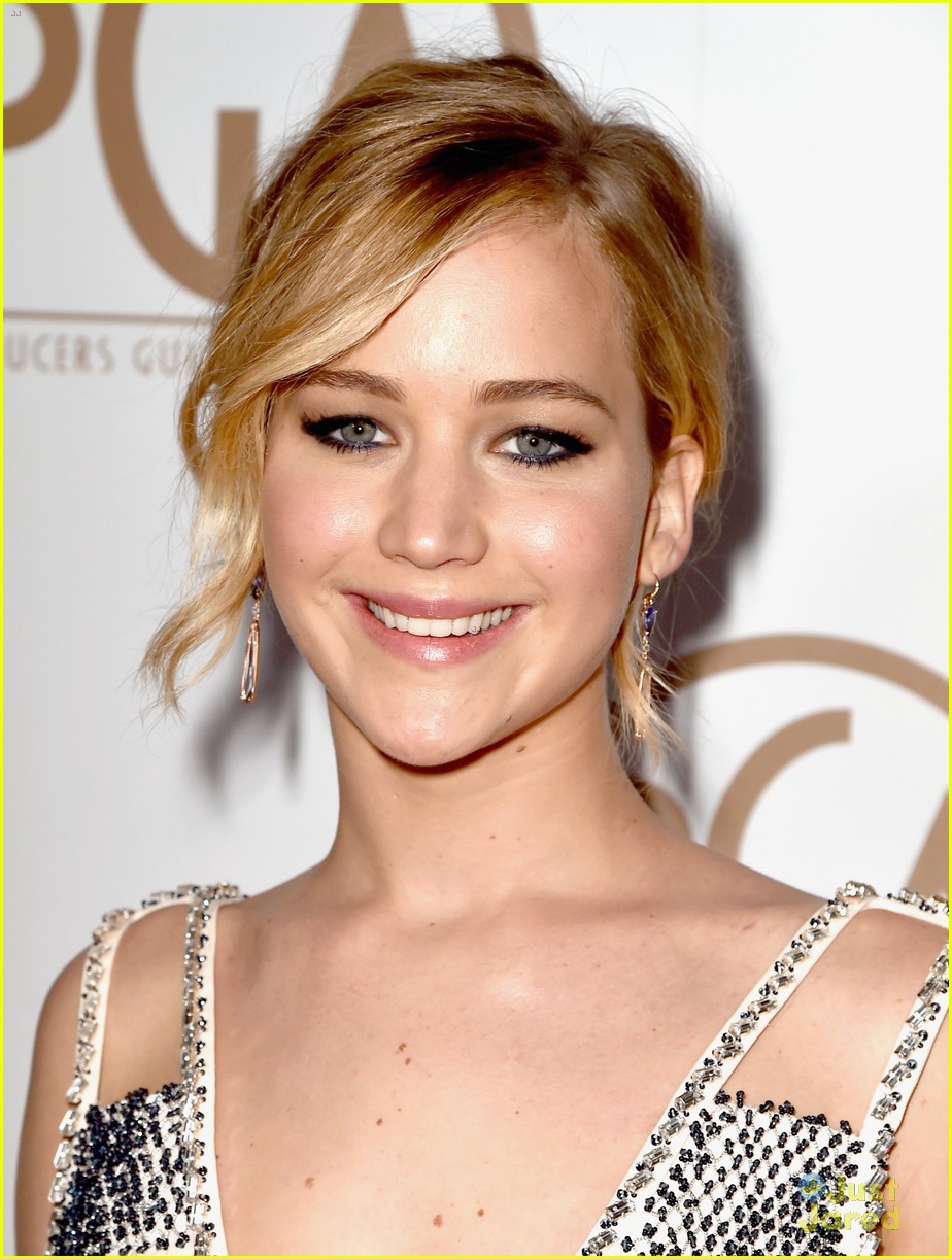 jennifer lawrence stuns on her first red carpet in months 02
