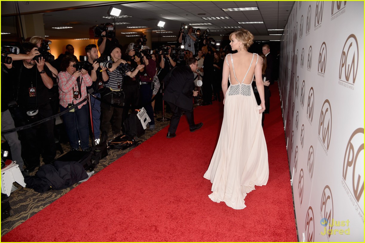 jennifer lawrence stuns on her first red carpet in months 12