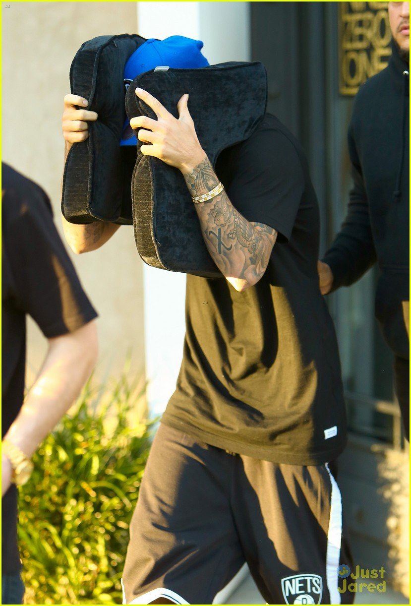 justin bieber covers hair with two cushions after salon visit 07
