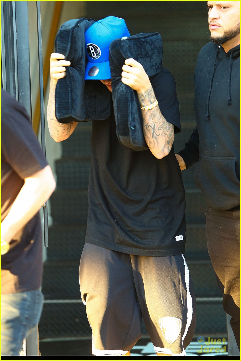 justin bieber covers hair with two cushions after salon visit 09