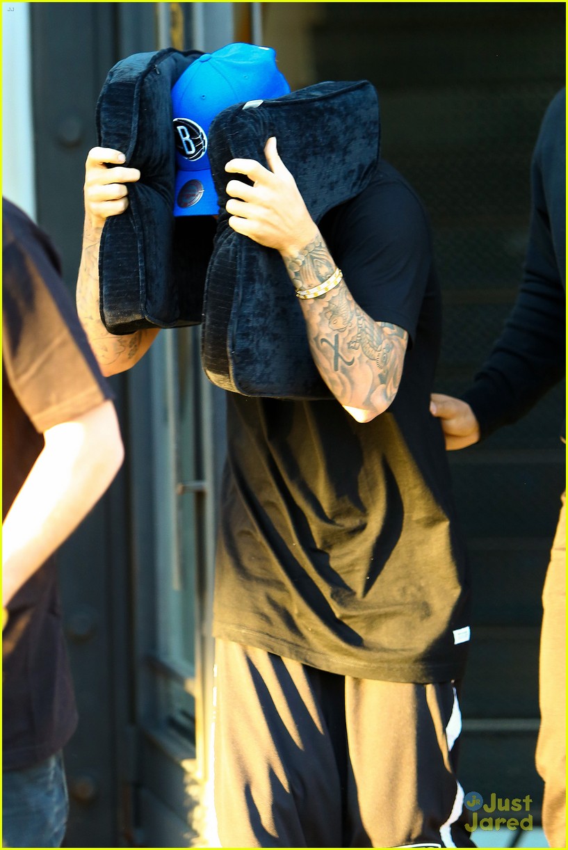 justin bieber covers hair with two cushions after salon visit 10