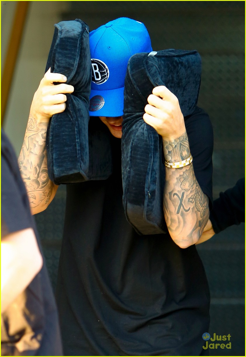 justin bieber covers hair with two cushions after salon visit 11
