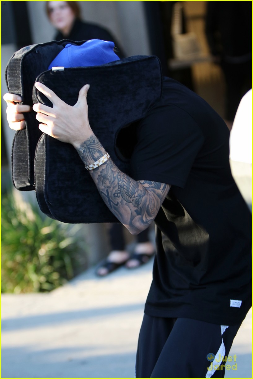 justin bieber covers hair with two cushions after salon visit 19