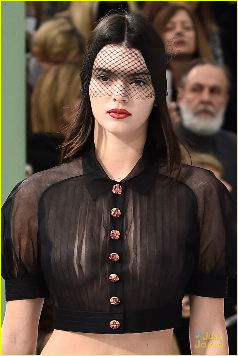 kendall jenner braless karl lagerfield fashion show 02